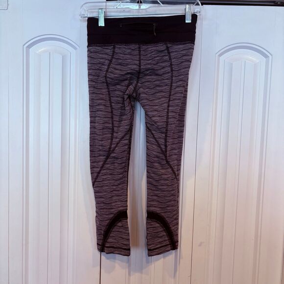 Lululemon Gray And Black Wavy Print Crops Size 4 - Picture 2 of 8